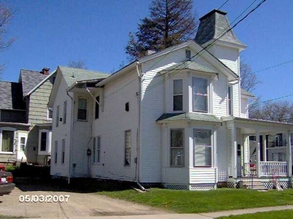 Photo - 213 E Henley St Apartments