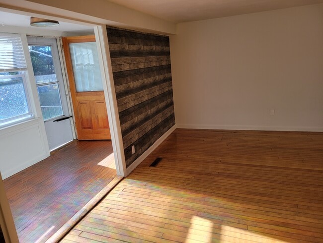 Entrance/sun porch - 297 Marlborough Rd Unit One-front