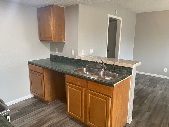 Photo - SPACIOUS ONE BEDROOM APARTMENT Unidad Apt 10