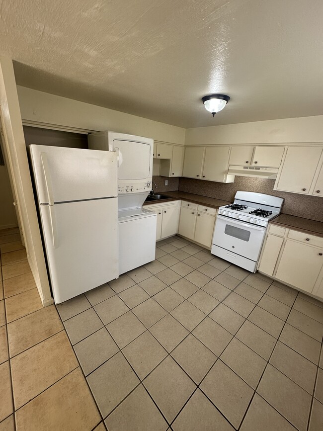 Building Photo - 4537 Saunders Dr Unit #1