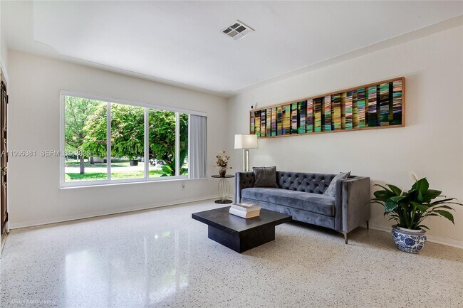 Photo - 6000 Leonardo St