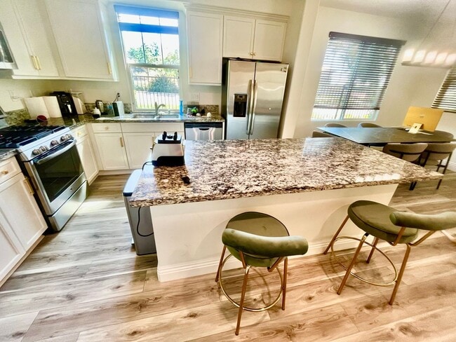 Photo - Spacious 4 Bed | 2-Story Townhome in Lake Pointe near Eastlake Vistas