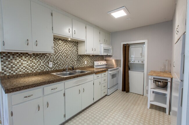 Photo - 2401 Birch Ln Unidad Basement Apt.