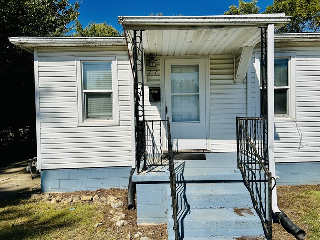 Front porch - 717 Koogler St Townhome