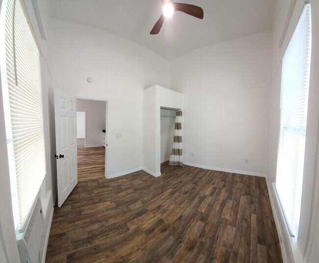 Photo - 2550 Third St