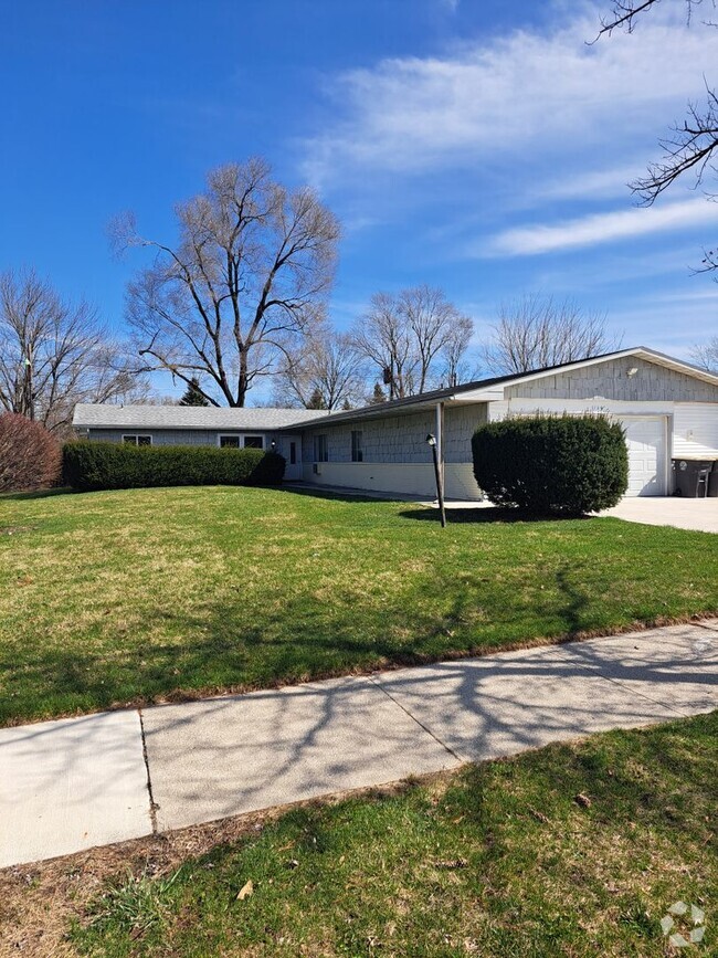 Building Photo - 1124 Lake Forest Dr Unit C Rental