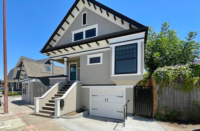 Building Photo - 1027 Lincoln Ave