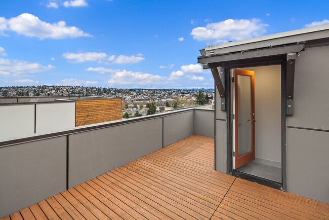 Photo - 410 W Fulton St