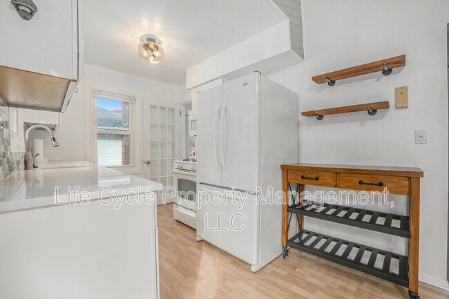 Photo - 1437 Lewison Ave NE