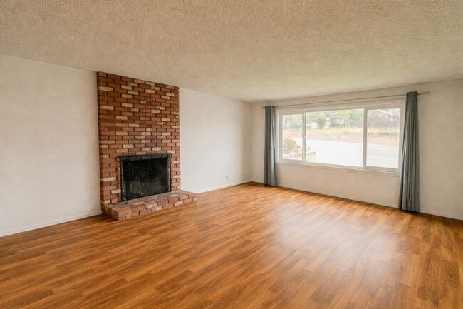 Photo - 4-Bedroom House with Fenced Backyard **Fresh Paint and New Flooring