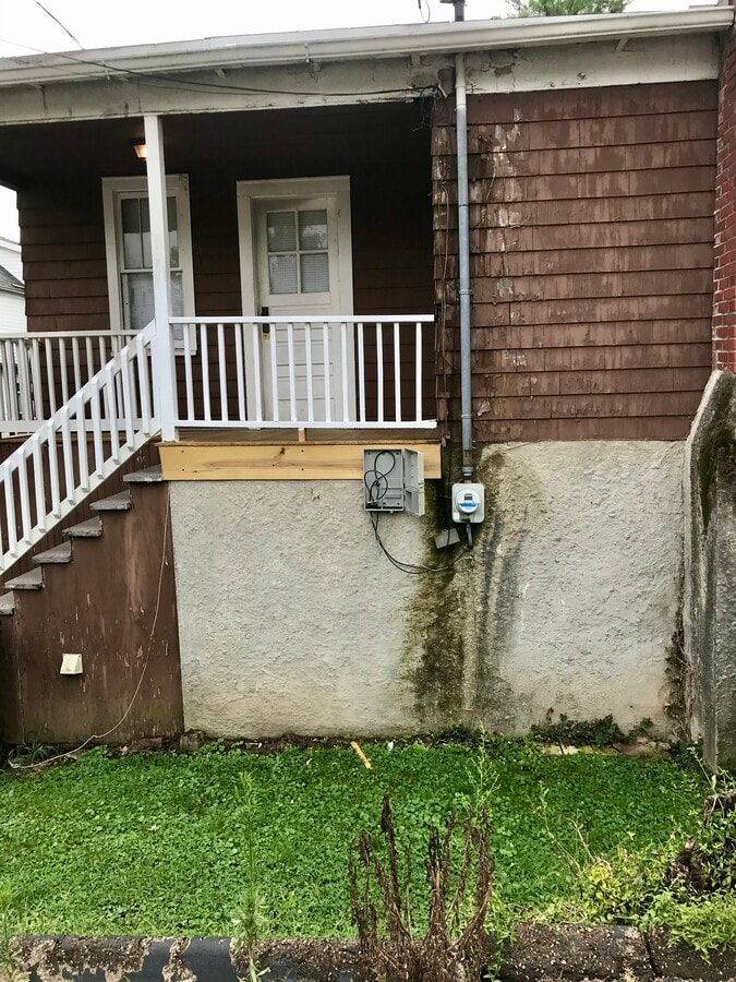 Outside to entry. - 77 1/2 N High St Unit Carriage House