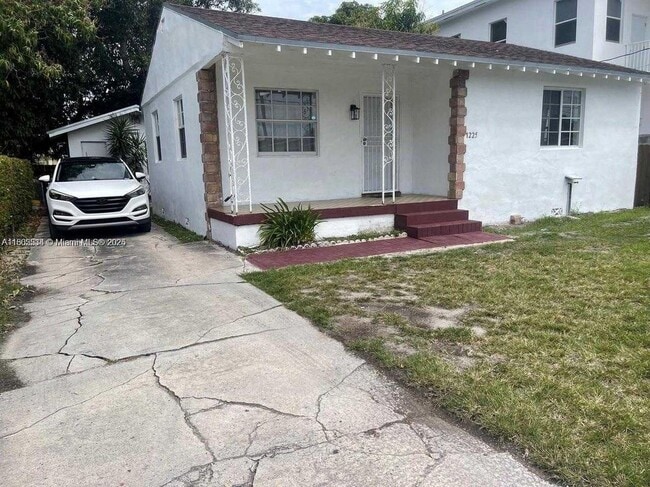 Building Photo - 1225 NW 45th St Rental