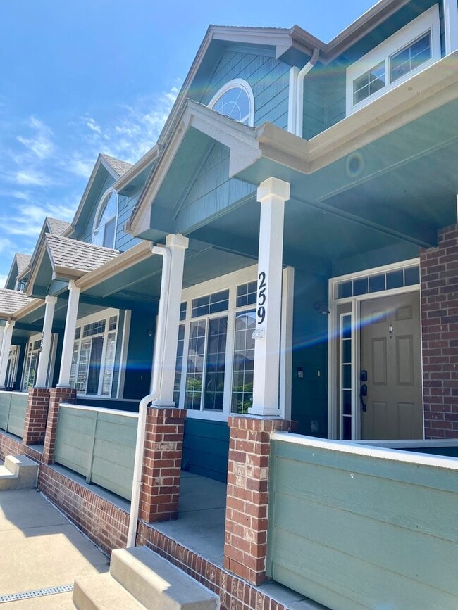 Building Photo - Make this refreshed townhome your own!