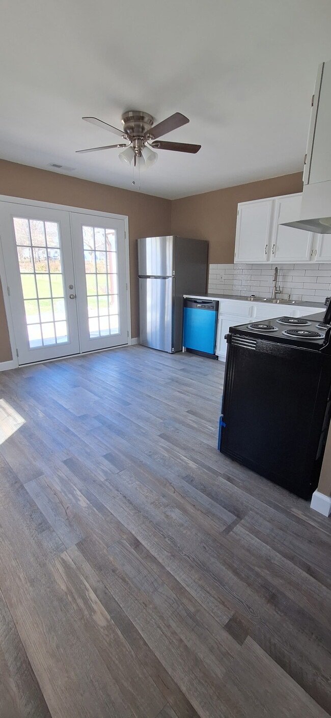 Photo - 404 E 3rd Dr S