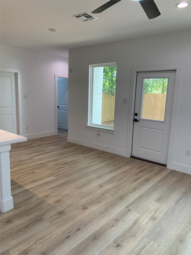 Photo - 9026 Scott St