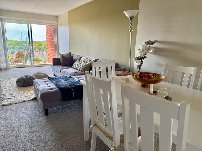 Photo - 16 E Old Willow Rd