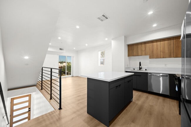 Photo - 2000 Hillcrest Dr Unidad 2000