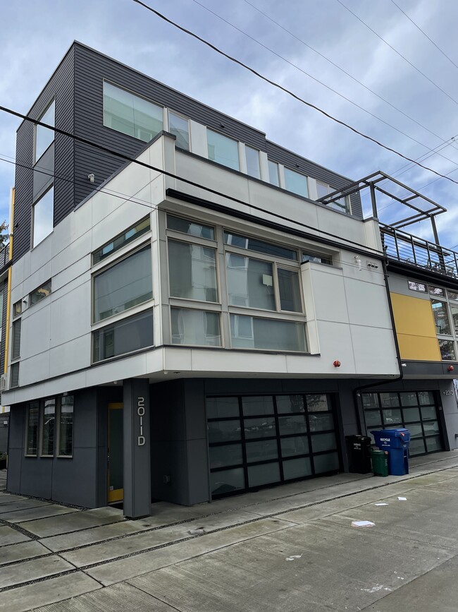 Exterior - 2011 East Denny Way Townhome