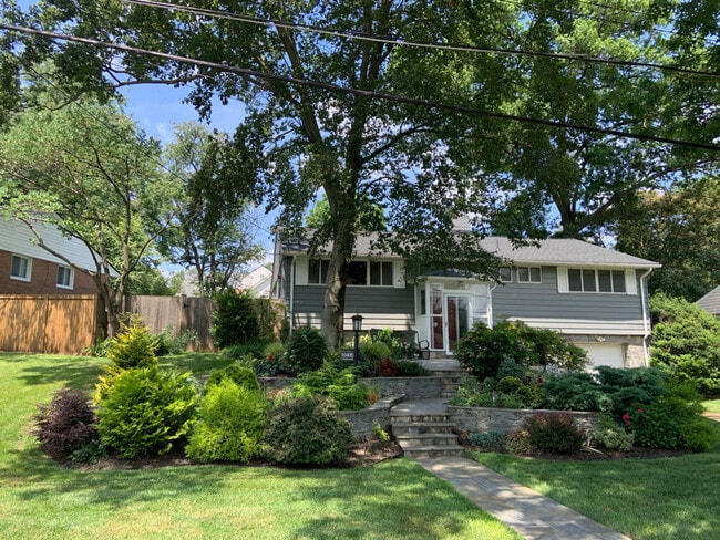 Building Photo - 10400 Farnham Dr Rental