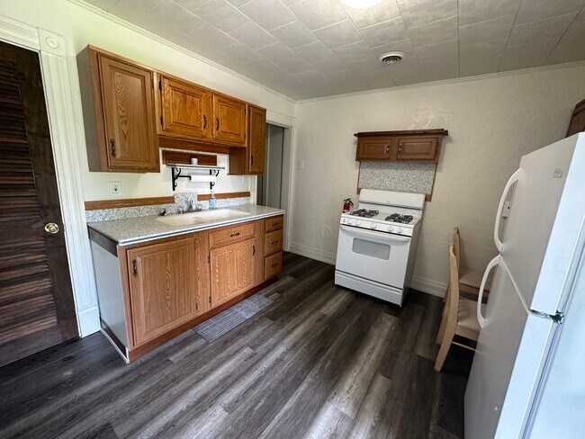 Kitchen - 522 E Chestnut St Unit Upstairs