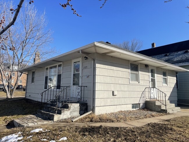 Building Photo - 1525 University Ave NE