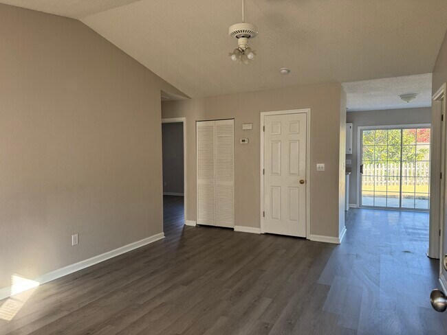 Photo - 2467 Stratford Lake Rd