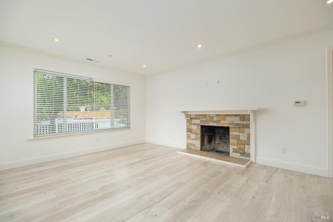 Photo - 996 Simmons Ln