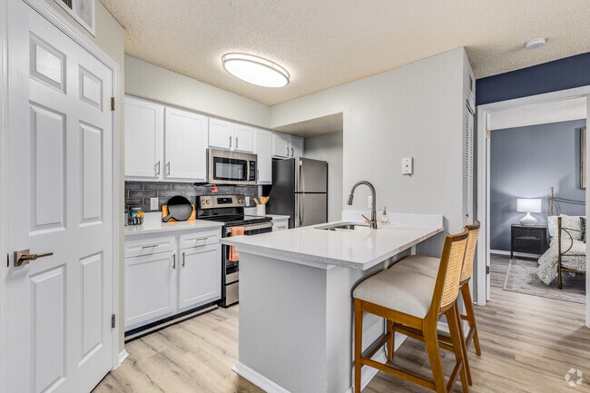 2BR, 2BA - 988SF - Kitchen