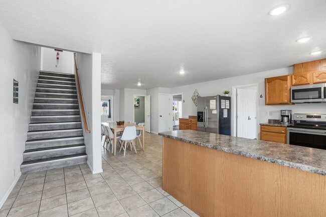 Building Photo - 9525-9529 E Mission Ave