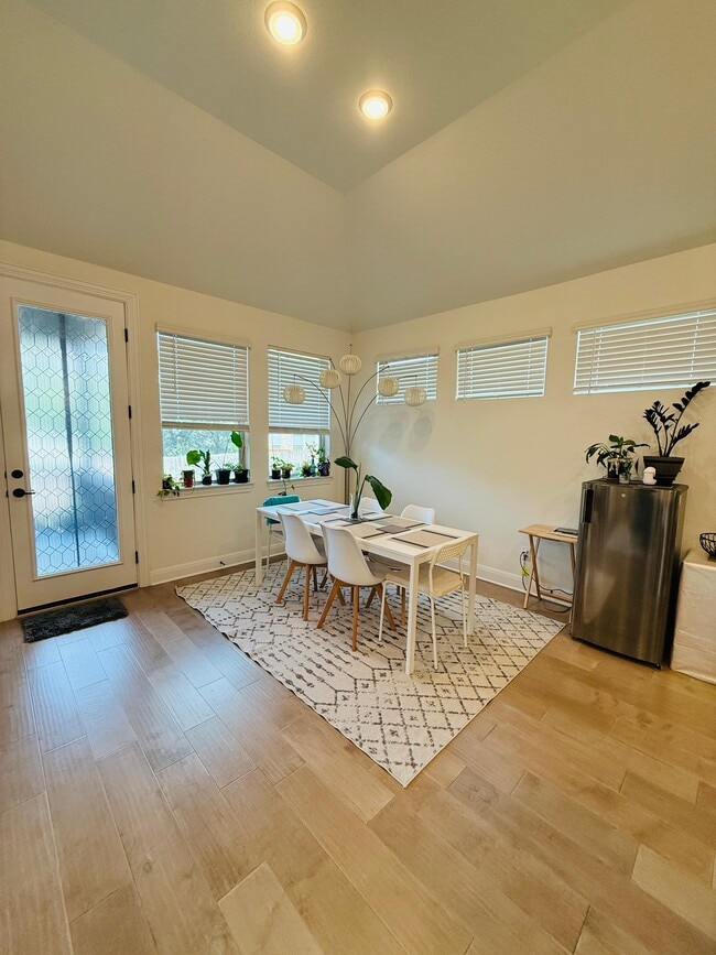 Photo - 2944 Youngwood St