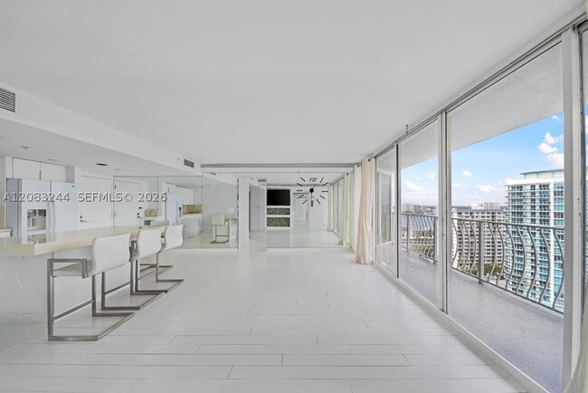 Building Photo - 7601 E Treasure Dr Unit 2016