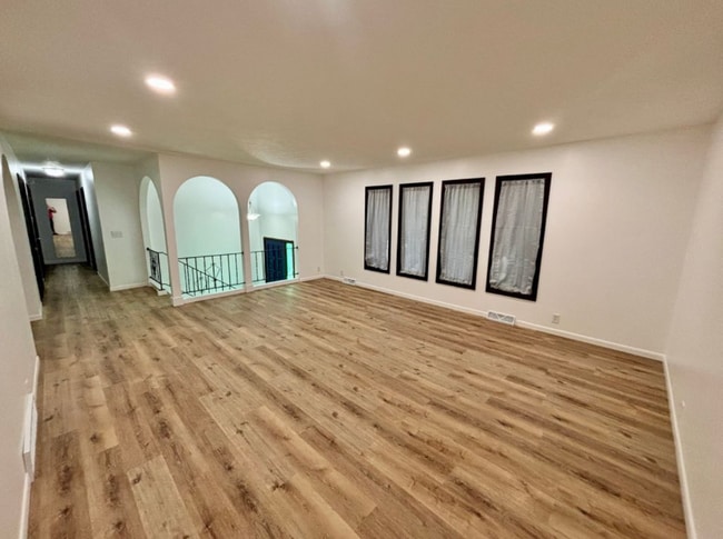 Photo - 14112 Pine St