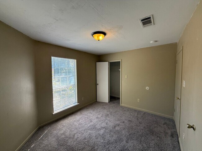 Photo - 2BD 1.5BA TOWNHOUSE WITH WATER INCLUDED