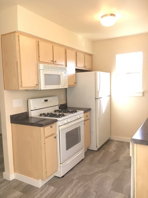 Cocina (nevera de acero inoxidable en el mueble) - 5802 Tracy Lynn Ln