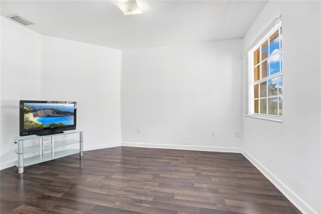 Photo - 1555 NE 33rd Rd Townhome