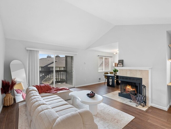 Building Photo - 1-bedroom, 1-bath condo in the heart of Murrayhill Unit N5