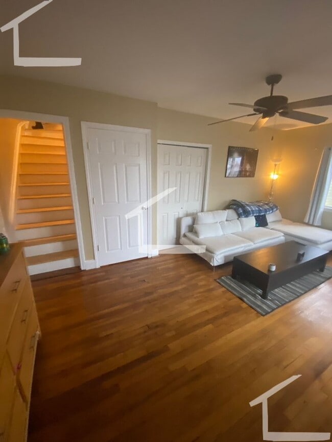 Photo - Nicely renovated 3 bed near the Green and ...