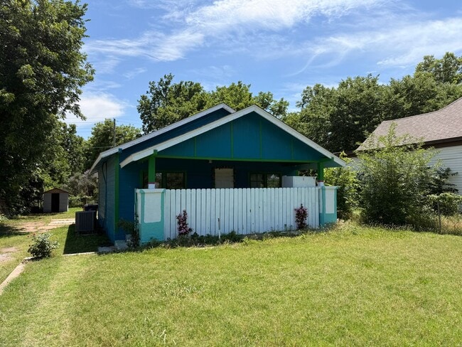 Building Photo - 908 SW G Ave