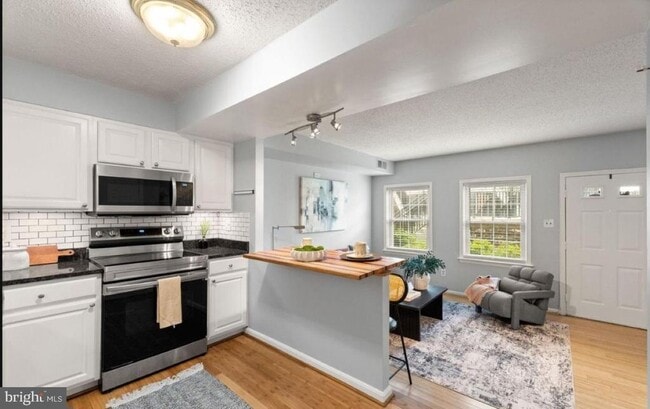 Building Photo - 122 N Bedford St Unit A