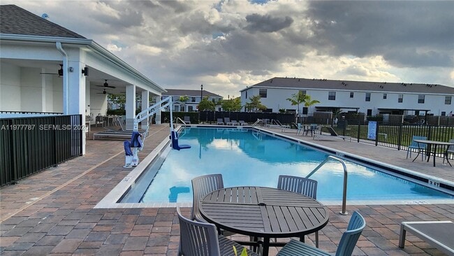 Photo - 371 NE 16th St