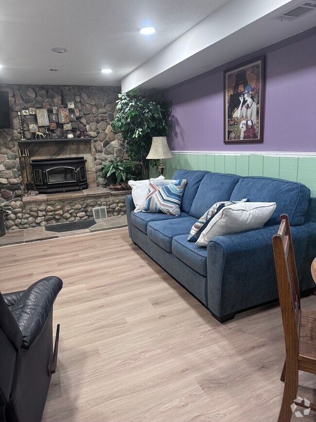 Building Photo - 15357 Village Woods Dr Unit One bedroom basement Rental