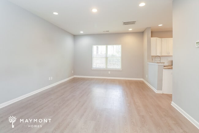 Photo - 205 Centre St