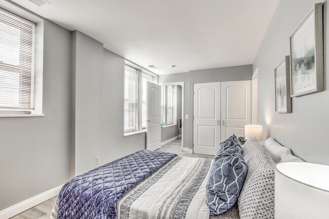 1BR, 1BA - 600 SF - Bedroom