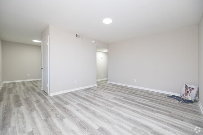 2BR, 1BA - 750SF - Living Area