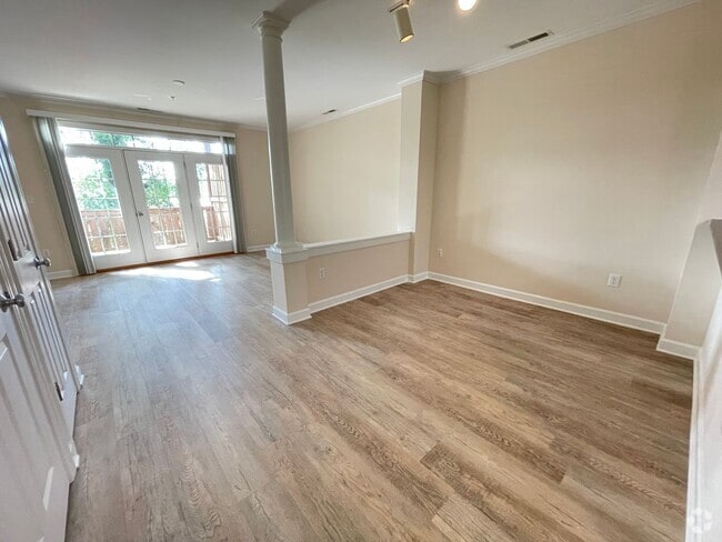 Building Photo - Wonderful location and features for this s... Rental