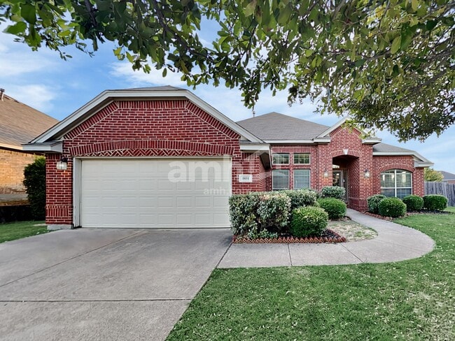 Photo - 1031 Hollow Creek Dr House