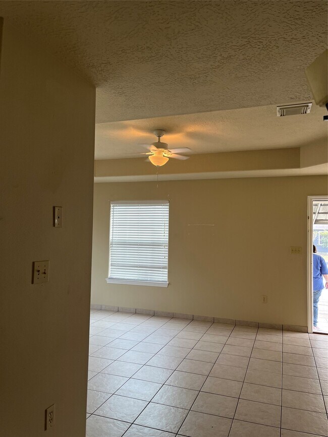 Photo - 321 Holiday St