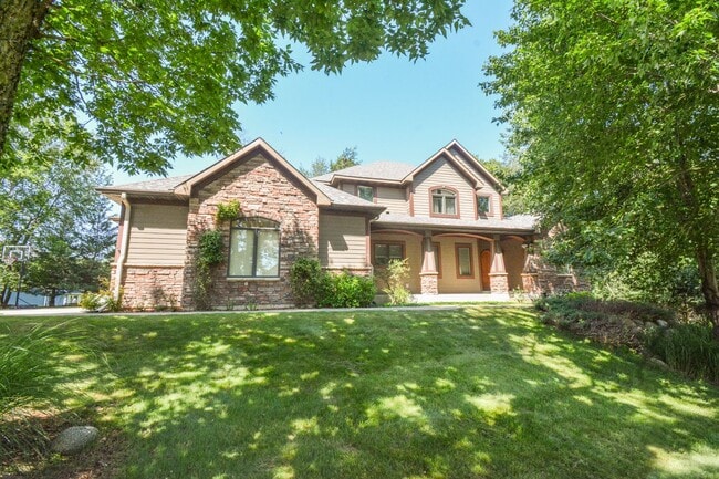 Building Photo - STUNNING 5 Bed 3.5 Bath Luxury Home!