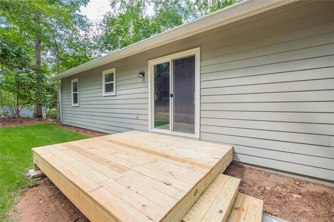 Photo - 2010 Lakeside Trail