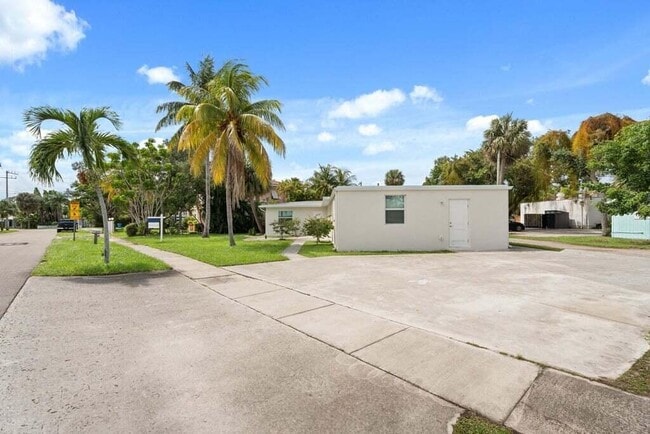 Photo - 121 S Lake Dr